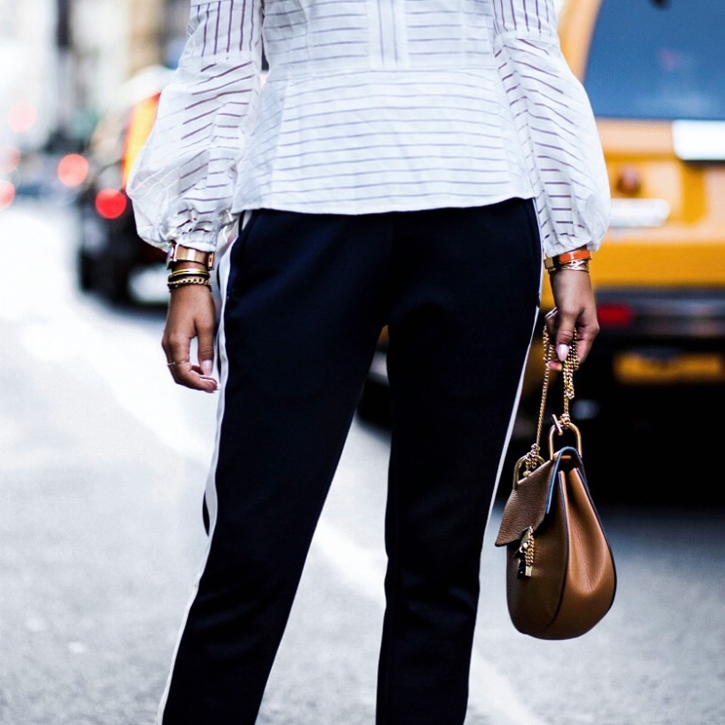 jogginghose, bluse, tasche, schmuck