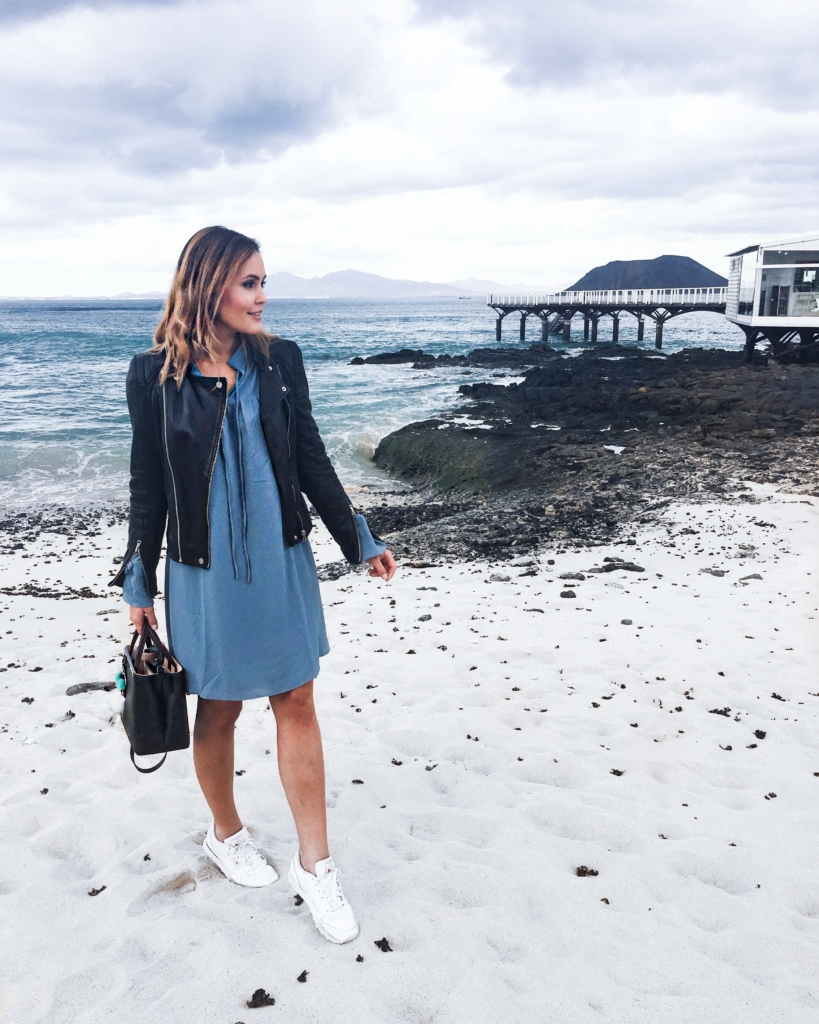 Am Strand in Fuerteventura - Lederjacke, blaues Kleid, Tasche,  Sneaker