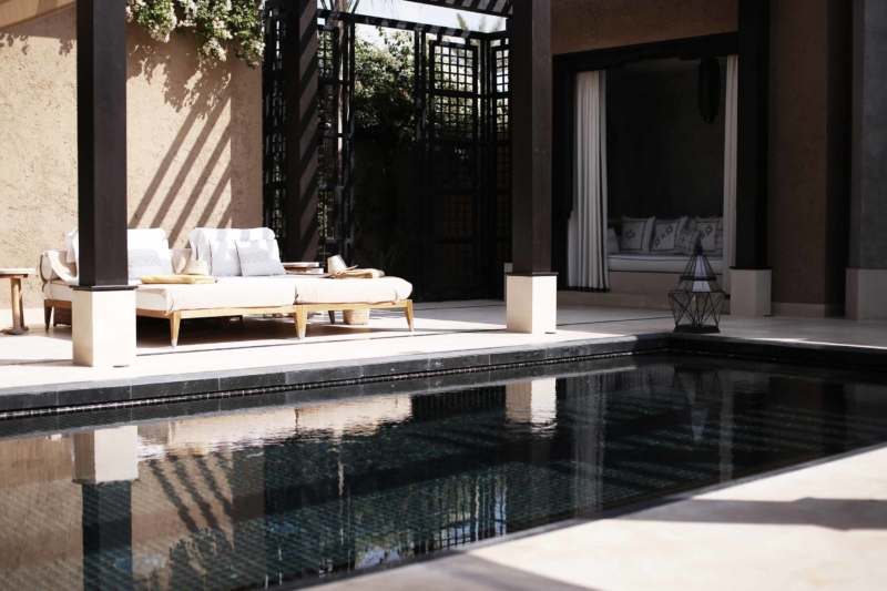 mandarin oriental hotel pool mit liegen