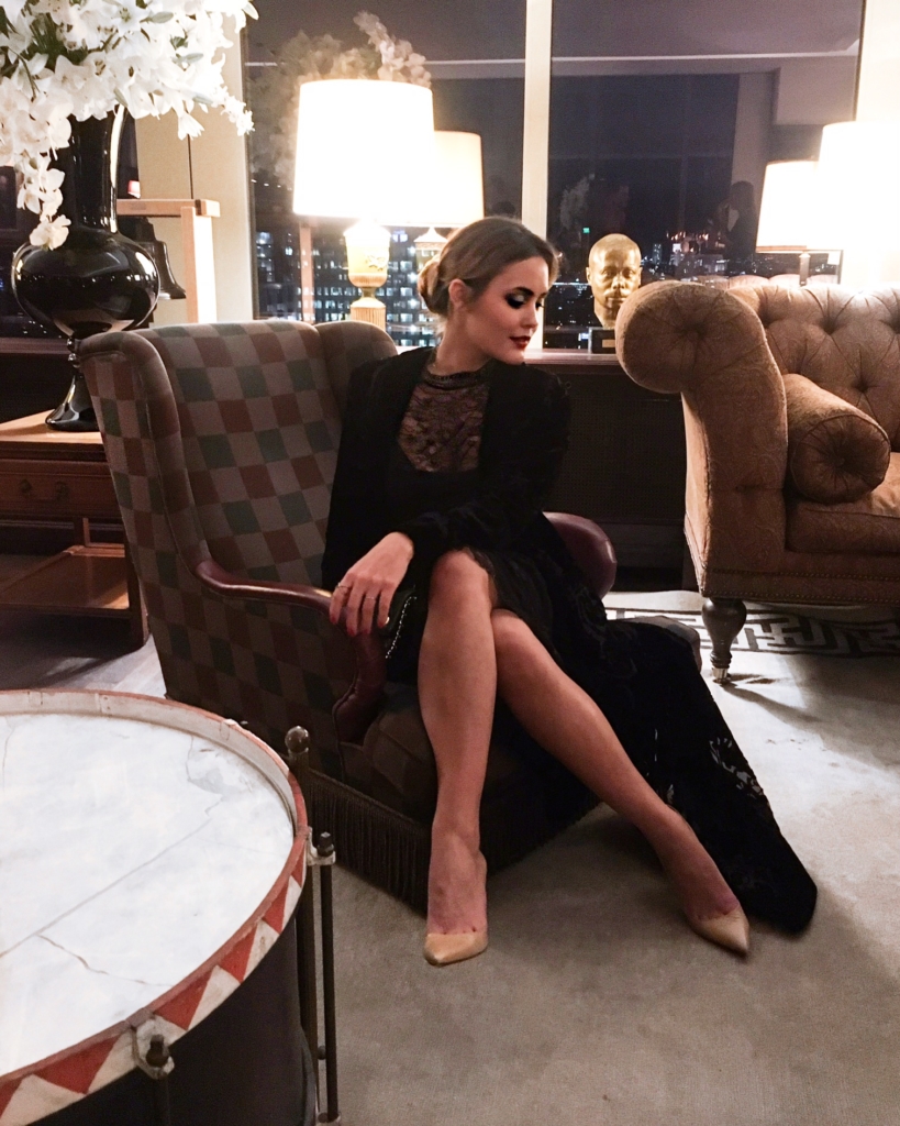 Abendoutfit - schwarzes Kleid, Pumps, Dutt