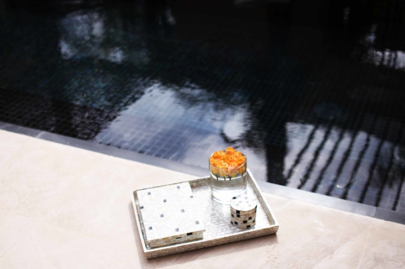 mandarin oriental hotel tablett mit Blumen