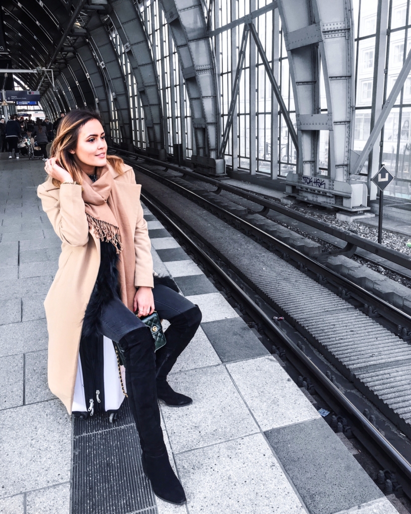 Travel - Bahnhof, Overknee, Mantel, Schal, Koffer