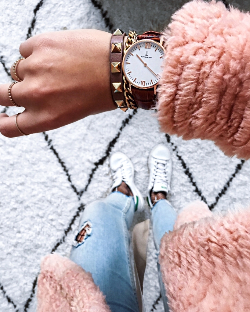 Detail - Uhr, Plüschmantel, Sneaker, Jeans, Netzstrumpfhose