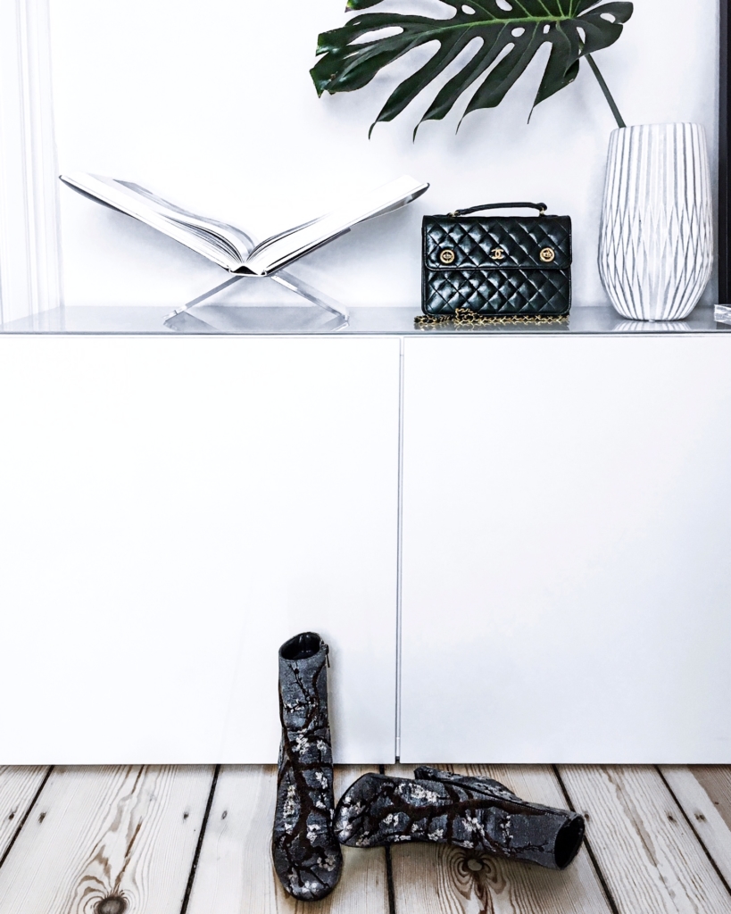 Dekoration - Kommode, Handtasche, Pflanze, Buch, Stiefeletten 