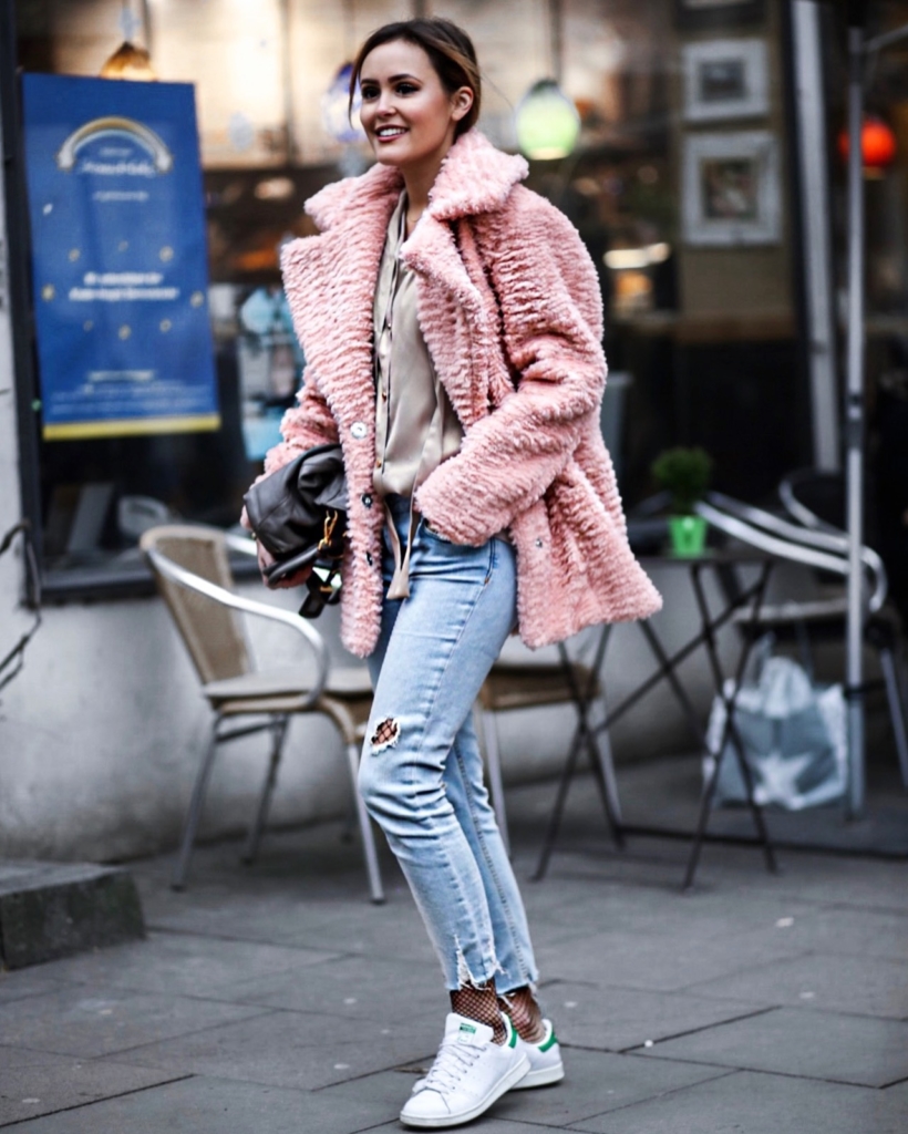 Streetstyle - Plüschmantel, Jeans, Sneaker, Pullover