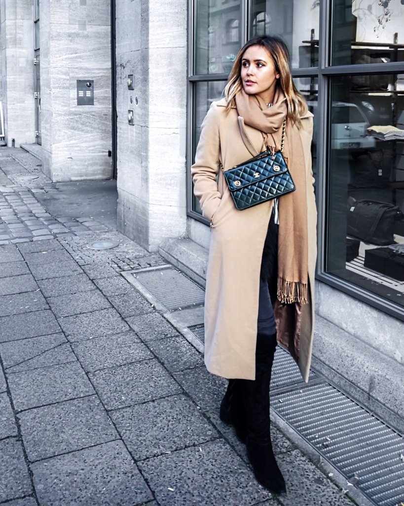 brauner Mantel, Chanel Tasche, Schal, Overknees 