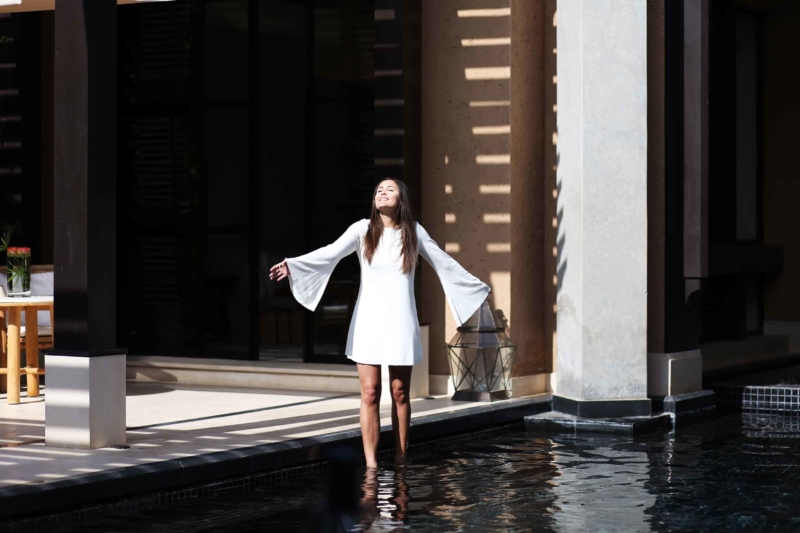 mandarin oriental hotel weißes kleid im pool