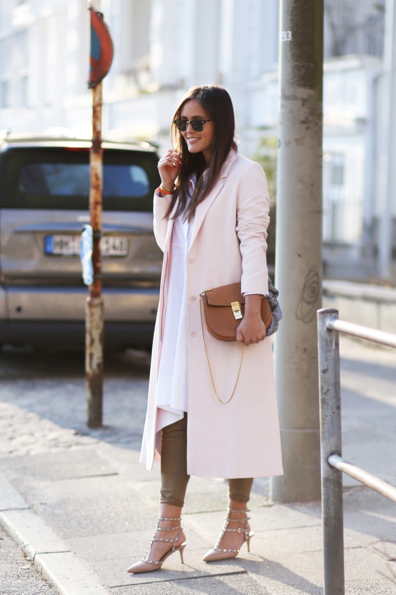 khaki hose mit rosa mantel