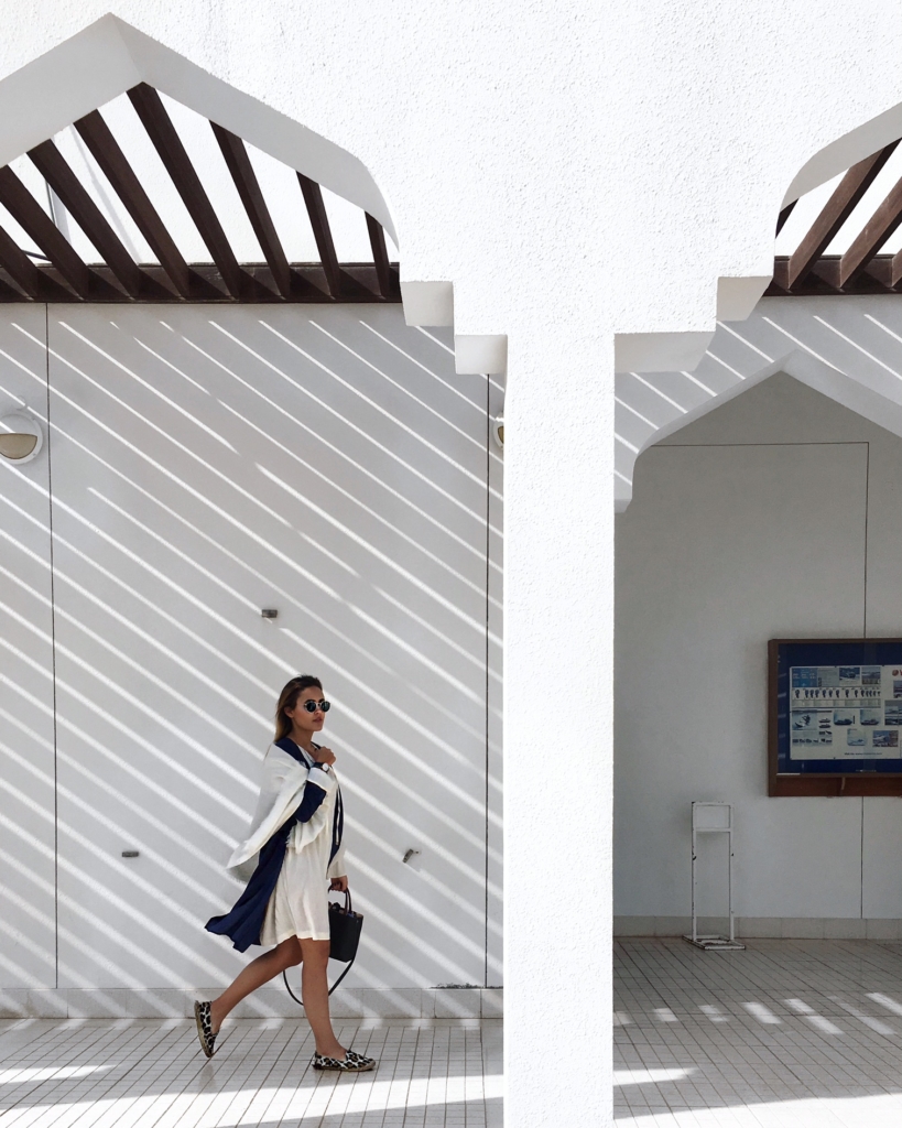 weißes Kleid, Sonnenbrille, Cardigan 