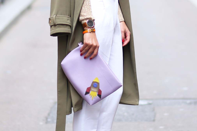 weiße hose mit lila clutch