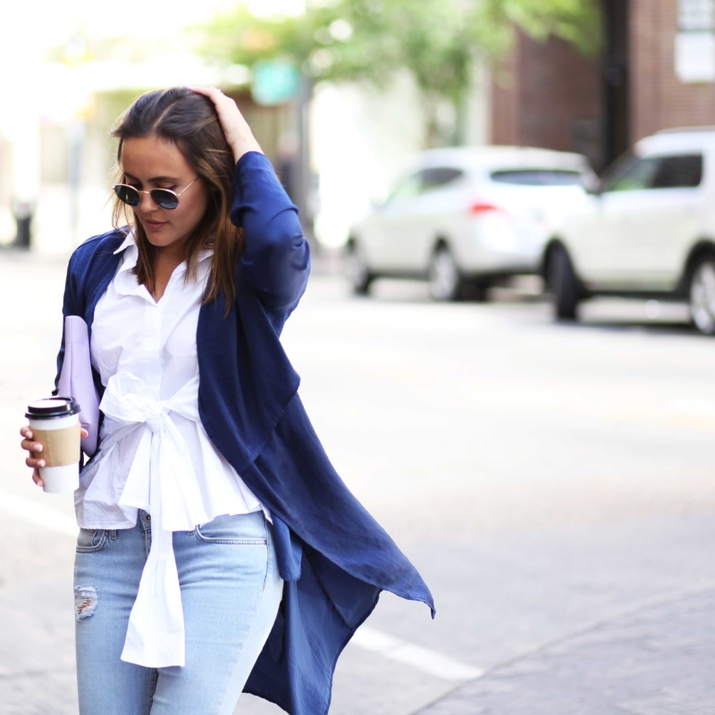 Chanel Slingback Pumps, destroyed Jeans Zara, weiße Bluse mit Knoten, leichter, langer blauer Mantel, Ray Ban, Max&Co Raketen Clutch