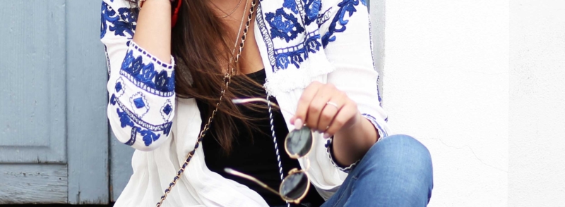 Bestickte Jacke mit Quasten, Jäckchen in blau weiß, skinny jeans, Topshop, Crossbody Bag Prada, Ray Ban Sonnenbrille
