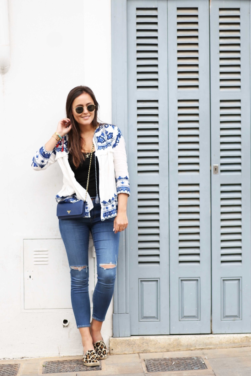 Weiß blaue Jacke mit Quasten, Jacke mit Bommeln, Skinny Jeans Topshop, Espadrilles mit Leoprint