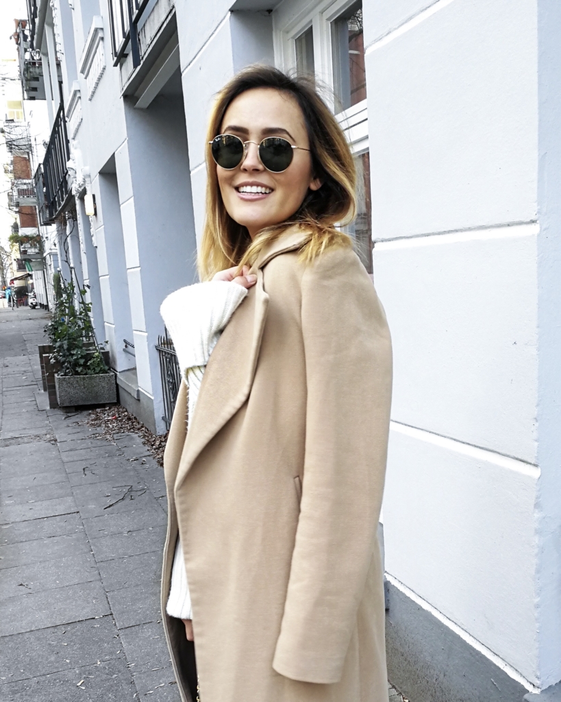 beige Mantel, grober Strickpullover, Chanel Handtasche, Sonnenbrille