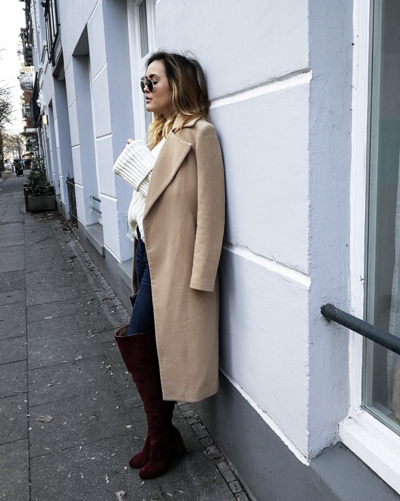 Jeans, Overknee, Chanel Handtasche, Sonnenbrille, beige Mantel, grober Strickpullover