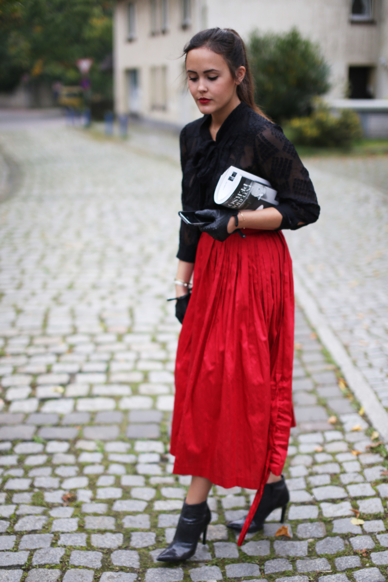 schwarz roter look mit handschuhen
