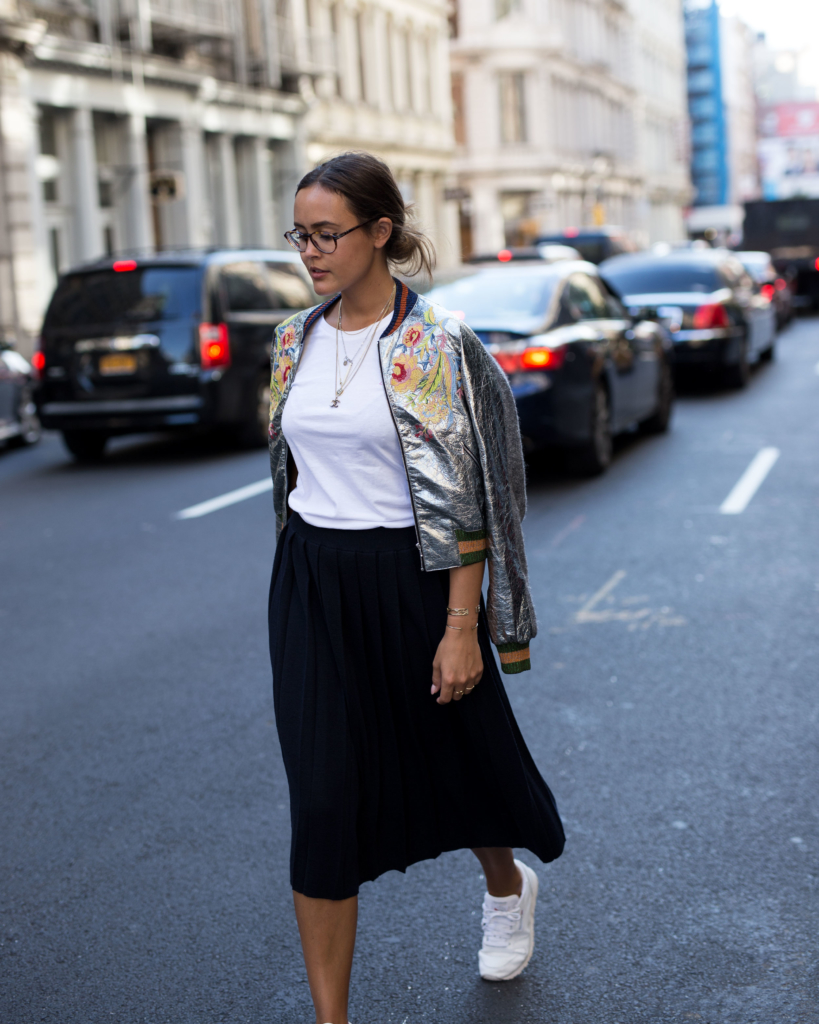 Glasses: Persol, Bomberjacket: Avenue32, Skirt: Uniqlo, T-Shirt: Lookabe, Sneaker:Reebook