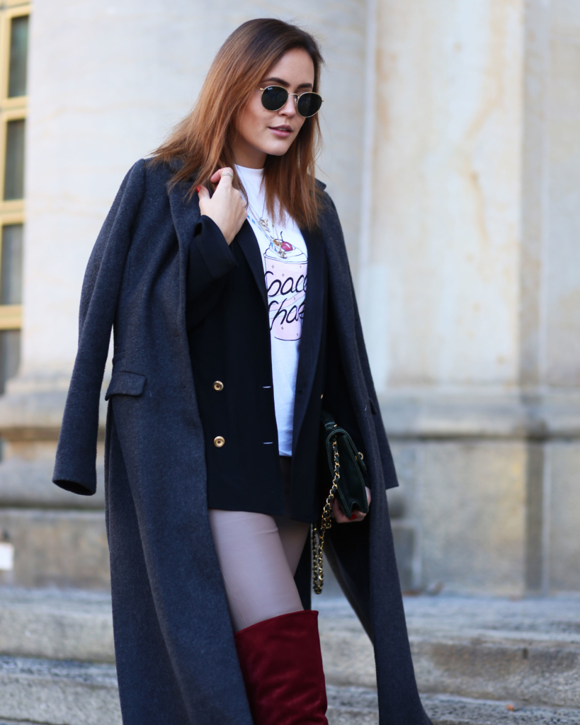 Leatherpants: The Outnet Overknees: Sarenza T-Shirt: Ganni Blazer: Chanel* Coat: Gina Tricot* Bag: Chanel* Sunglasses: Ray Ban