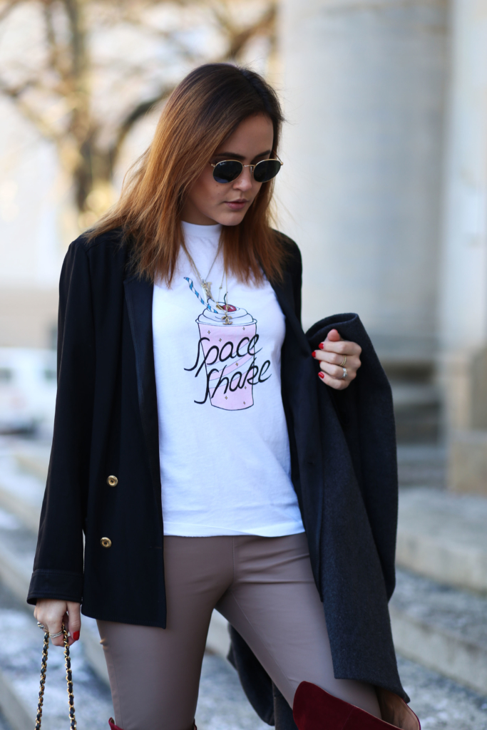 Leatherpants: The Outnet Overknees: Sarenza T-Shirt: Ganni Blazer: Chanel* Coat: Gina Tricot* Bag: Chanel* Sunglasses: Ray Ban