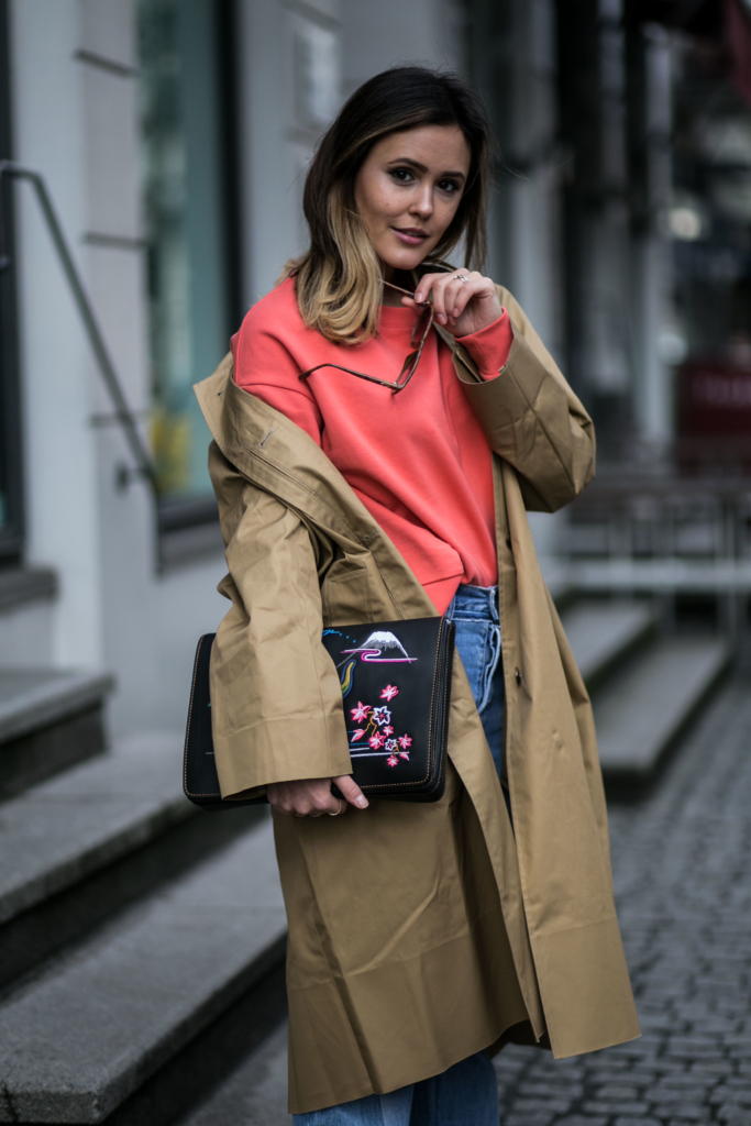  Jeans: Vetements, Sweatshirt: Edited the Label, Handtasche: Coach, Sonnenbrille: Dior, Trenchcoat: Vetements, Stiefeletten: Laurèl