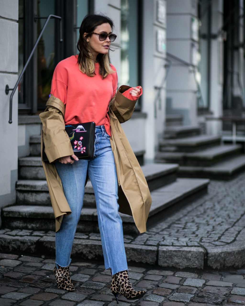 Trenchcoat: Vetements Boots: Laurèl Jeans: Vetements Sweatshirt: Edited the Label Bag: Coach Sunglasses: Dior