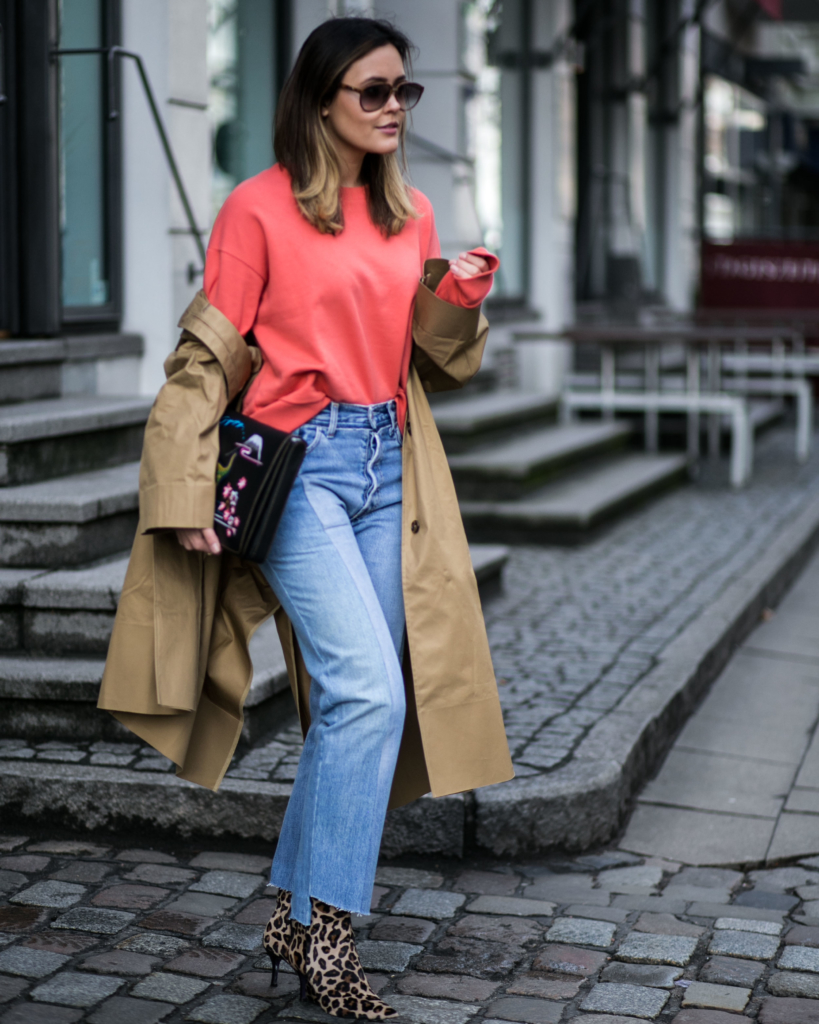  Handtasche: Coach, Sonnenbrille: Dior, Trenchcoat: Vetements, Stiefeletten: Laurèl, Jeans: Vetements, Sweatshirt: Edited the Label