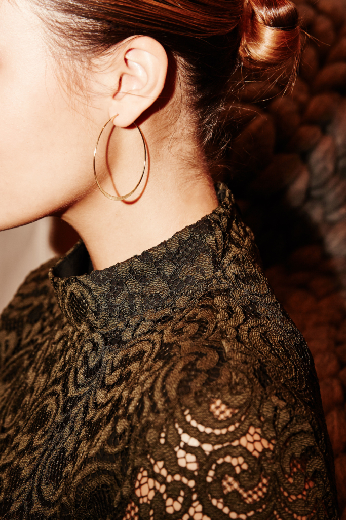 festtagslooks-goldene-creolen-weihnachten-eleganter-dutt_klein