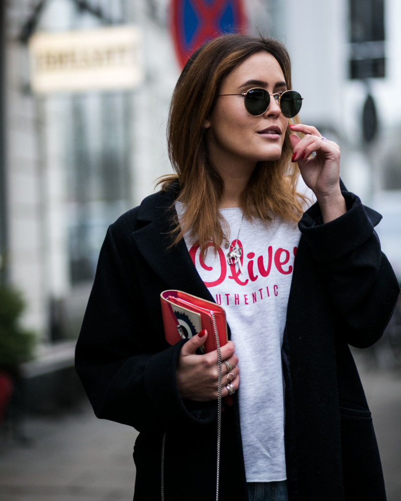 Sweater: s.Oliver, Mantel: Edited the Label, Tasche: Fendi, Sonnenbrille: Ray Ban